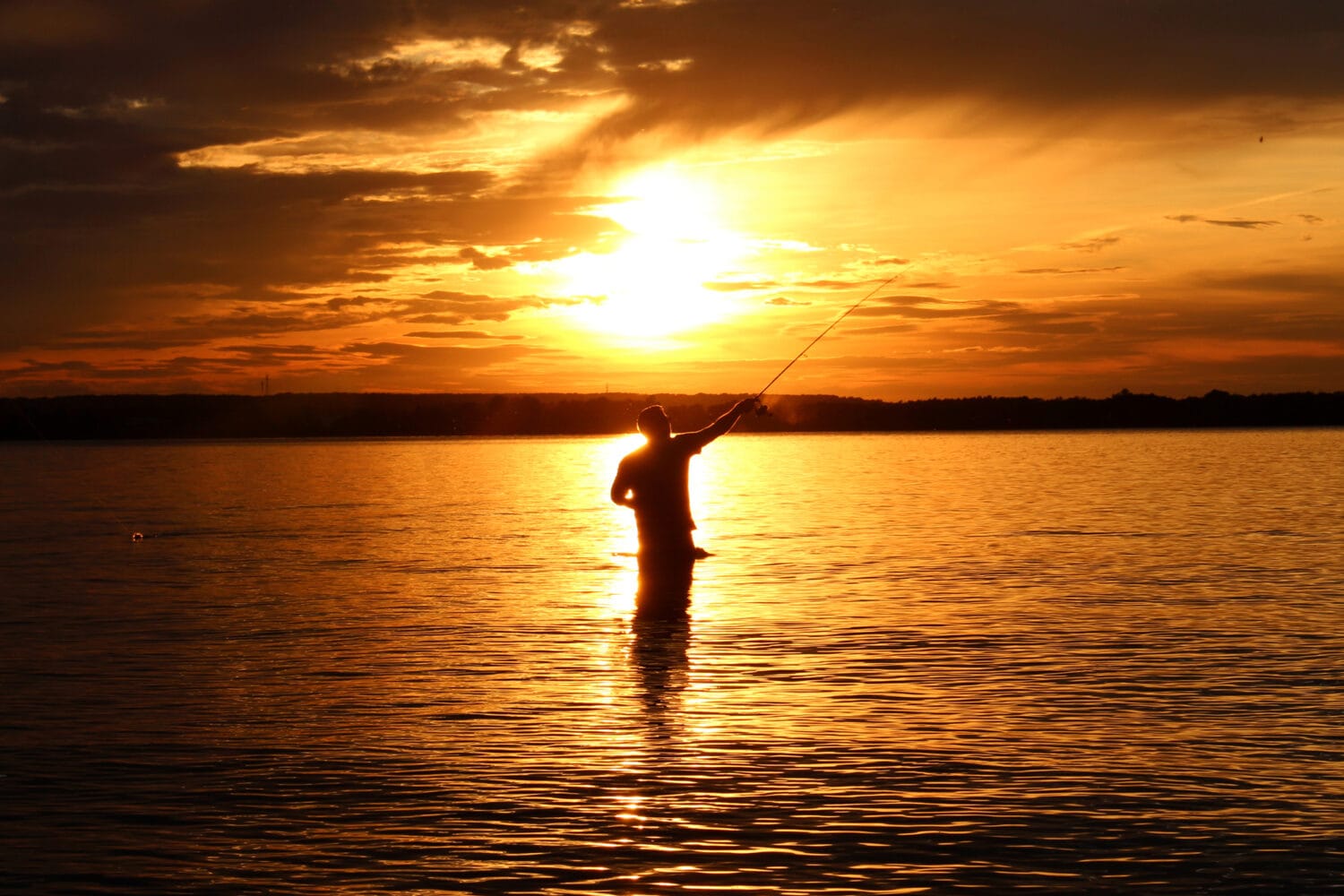 Profitant d'un magnifique coucher de soleil, Joé Bussière, frère de Katia Bussière, s’amuse à pêcher dans le lac des Deux-Montagnes, à l’Île-Cadieux, le 1er septembre 2019.