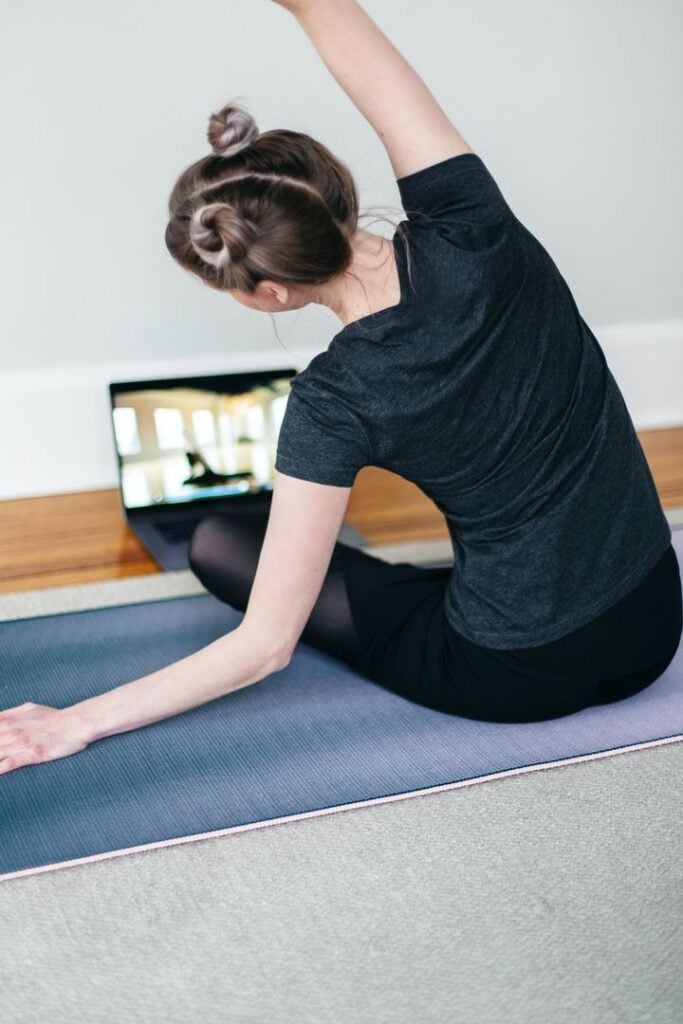 Enseignants de yoga vulnérables donnent un cours en ligne.